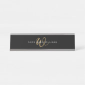 Moderne Zwarte Gouden Script Monogram Bureau Naambordje (Voorkant)