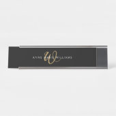 Moderne Zwarte Gouden Script Monogram Bureau Naambordje (Voorkant)