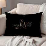 Moderne zwarte goudfilm, afgebeeld in script accent kussen<br><div class="desc">Modern Black Gold Feminine Script Monogrammed Accent Pillow. Pas deze moderne elegante accentuil eenvoudig aan met uw eigen monogram en naam.</div>