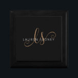 Moderne zwarte goudfilm, afgebeeld in script cadeaudoosje<br><div class="desc">Modern Black Gold Feminine Script Monogrammed Gift Box. Easily personalize this modern elegant gift box with your custom monogram and name.</div>