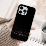 Moderne zwarte goudfilm, afgebeeld in script iPhone 15 pro max hoesje<br><div class="desc">Modern Black Gold Feminine Script Monogrammed iPhone Case. Pas deze moderne elegante telefoonzaak eenvoudig aan met uw eigen monogram en naam.</div>