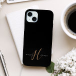 Moderne zwarte goudfilm, afgebeeld in script iPhone 15 mini hoesje<br><div class="desc">Modern Black Gold Feminine Script Monogrammed iPhone Case. Pas deze moderne elegante telefoonzaak eenvoudig aan met uw eigen monogram en naam.</div>