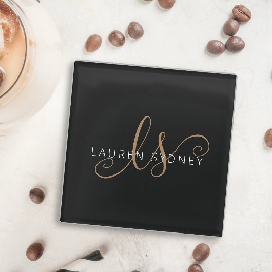 Moderne zwarte goudfilm, afgebeeld in script glazen onderzetter