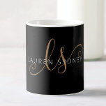 Moderne zwarte goudfilm, afgebeeld in script koffiemok<br><div class="desc">Modern Black Gold Feminine Script Monogrammed koffiemok. Pas deze moderne elegante mok eenvoudig aan met uw eigen monogram en naam.</div>