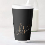 Moderne zwarte goudfilm, afgebeeld in script latte mok<br><div class="desc">Modern Black Gold Feminine Script Monogrammed Latte Mok. Pas deze moderne elegante latte mok eenvoudig aan met uw eigen monogram en naam.</div>