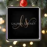 Moderne zwarte goudfilm, afgebeeld in script metalen ornament<br><div class="desc">Modern Black Gold Feminine Script Monogrammed Metal Ornament. Pas dit moderne elegante metalen ornament eenvoudig aan met uw eigen monogram en naam.</div>
