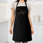 Moderne zwarte goudfilm, afgebeeld in script schort<br><div class="desc">Modern Black Gold Feminine Script Monogrammed Schort. Pas dit moderne elegante schort eenvoudig aan met uw eigen monogram en naam.</div>