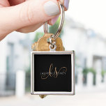 Moderne zwarte goudfilm, afgebeeld in script sleutelhanger<br><div class="desc">Modern Black Gold Feminine Script Monogrammed Sleutelhanger. Pas deze moderne elegante sleutelhanger eenvoudig aan met uw eigen monogram en naam.</div>