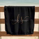 Moderne zwarte goudfilm, afgebeeld in script strandlaken<br><div class="desc">Modern Black Gold Feminine Script Monogrammed Beach Towel. Pas dit moderne onderzetter voor badhanddoeken eenvoudig aan met uw eigen monogram en naam.</div>