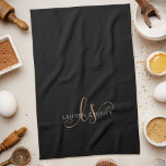 Moderne zwarte goudfilm, afgebeeld in script theedoek<br><div class="desc">Modern Black Gold Feminine Script Monogrammed keukenhanddoek. Pas deze moderne elegante keukenhanddoek eenvoudig aan met uw eigen monogram en naam.</div>