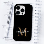Moderne zwarte goudmonogram Feminine Script Name Case-Mate iPhone 14 Pro Hoesje<br><div class="desc">Modern Black Gold Monogram Feminine Script Name iPhone Case. Pas deze moderne elegante telefoonzaak eenvoudig aan met uw eigen monogram en naam.</div>