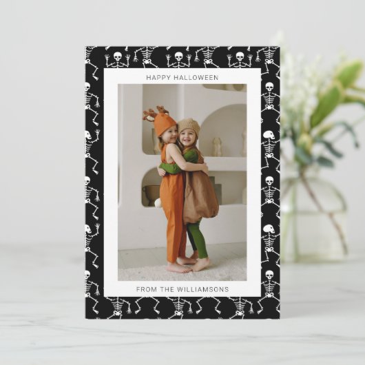 Moderne Zwarte Griezelfoto van Skelet voor Hallowe Feestdagenkaart (Staand voorkant)