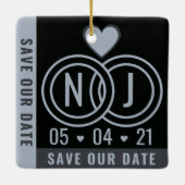 Moderne zwarte & grijze opslagdatum keramisch ornament (Achterkant)