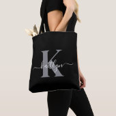 Moderne zwarte grijze script monogram tote bag (Dichtbij)
