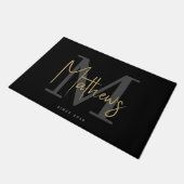 Moderne Zwarte Houtskool Goud Monogram Familienaam Deurmat (Schuin)