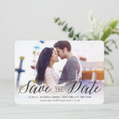 Moderne zwarte kalligrafiescript Typografie Save The Date (Staand voorkant)