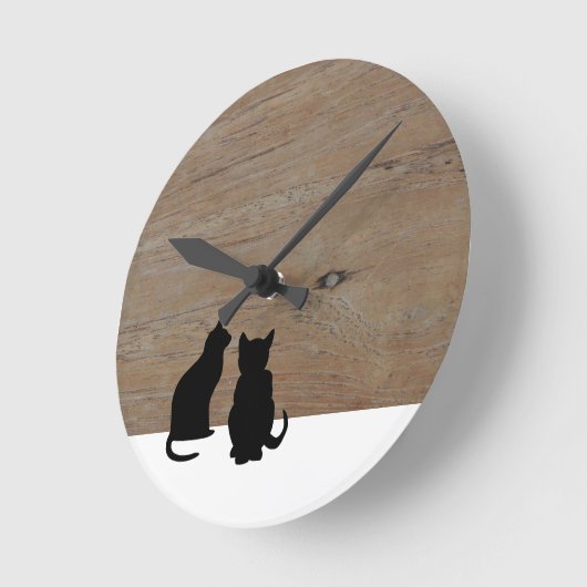 Moderne zwarte kattensilhouettes op hout ronde klok (Hoek)