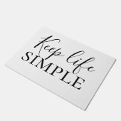 Moderne zwarte Keep Life Simple Quote Deurmat (Schuin)