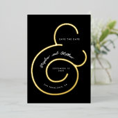 Moderne zwarte Manuscript Ampersand Wedding Save D Folie Uitnodiging (Staand Voorkant)