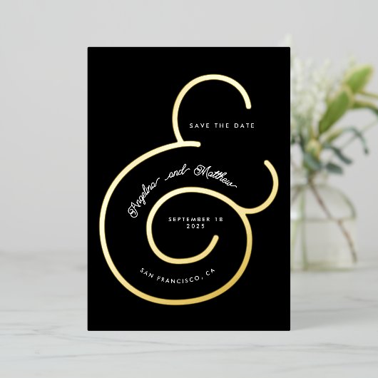 Moderne zwarte Manuscript Ampersand Wedding Save D Folie Uitnodiging (Staand Voorkant)