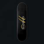 Moderne zwarte monogram Gold Script-naam Persoonlijk Skateboard<br><div class="desc">Een elegant goud en wit monogram op een rijk zwart skateboard voor je plezier in de openlucht. Stijlvol en modern.</div>