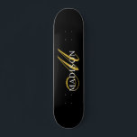 Moderne zwarte monogram Gold Script-naam Persoonlijk Skateboard<br><div class="desc">Een elegant goud en wit monogram op een rijk zwart skateboard voor je plezier in de openlucht. Stijlvol en modern.</div>