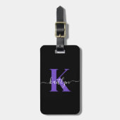 Moderne Zwarte Paarse Script Monogram Bagagelabel (Voorkant verticaal)