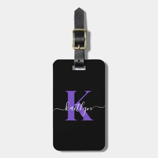 Moderne Zwarte Paarse Script Monogram Bagagelabel (Voorkant verticaal)