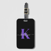 Moderne Zwarte Paarse Script Monogram Bagagelabel (Voorkant (verticaal))