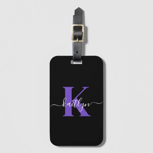 Moderne Zwarte Paarse Script Monogram Bagagelabel (Voorkant (verticaal))