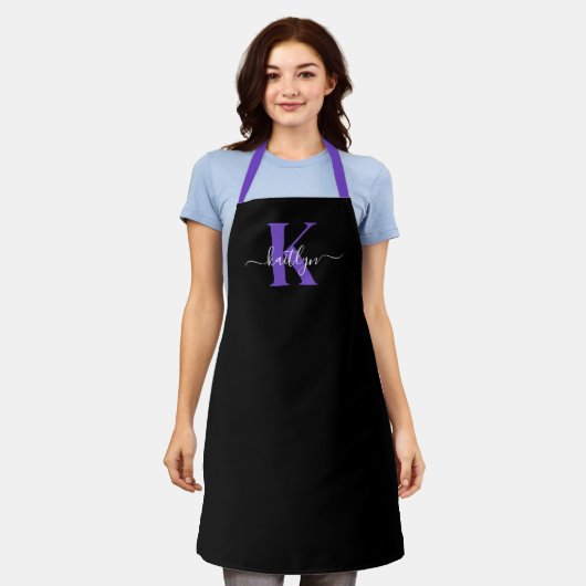 Moderne Zwarte Paarse Script Monogram Schort (Gedragen)
