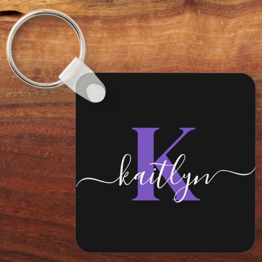 Moderne Zwarte Paarse Script Monogram Sleutelhanger (Voorkant)