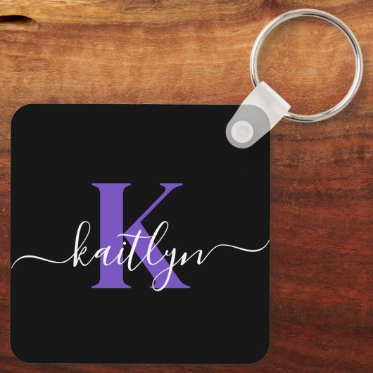Moderne Zwarte Paarse Script Monogram Sleutelhanger (Achterkant)
