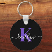 Moderne Zwarte Paarse Script Monogram Sleutelhanger (Voorkant)