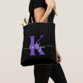 Moderne Zwarte Paarse Script Monogram Tote Bag (Dichtbij)