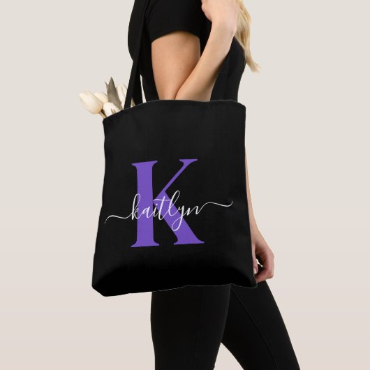 Moderne Zwarte Paarse Script Monogram Tote Bag (Dichtbij)