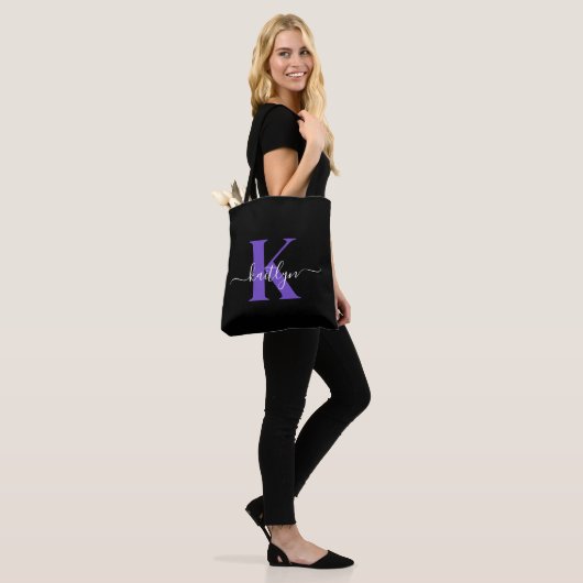 Moderne Zwarte Paarse Script Monogram Tote Bag (Op model)