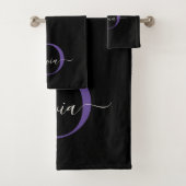 Moderne Zwarte Paarse Violet Monogram Script Naam Bad Handdoek (Insitu)