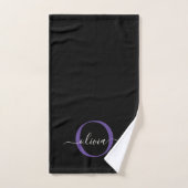 Moderne Zwarte Paarse Violet Monogram Script Naam Bad Handdoek (Handdoek)
