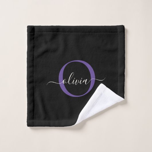 Moderne Zwarte Paarse Violet Monogram Script Naam Bad Handdoek (Wasdoekje)