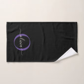 Moderne Zwarte Paarse Violet Monogram Script Naam Bad Handdoek (Handdoek)