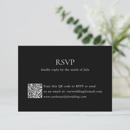 Moderne zwarte QR-code Elegante bruiloft RSVP Kaartje (Staand voorkant)