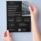 Moderne zwarte QR-code professioneel consultant Flyer (Hand)