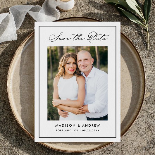 Moderne Zwarte Rand Script Foto Huwelijk Save The Date