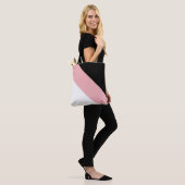 Moderne zwarte roze en witte diagonaal gestreept tote bag (Op model)