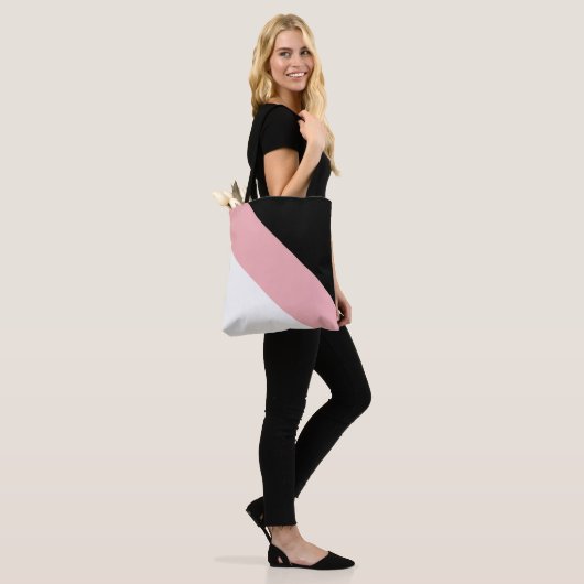 Moderne zwarte roze en witte diagonaal gestreept tote bag (Op model)
