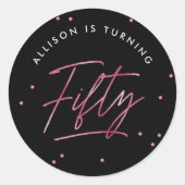Moderne zwarte roze kalligrafie 50ste verjaardag ronde sticker (Voorkant)