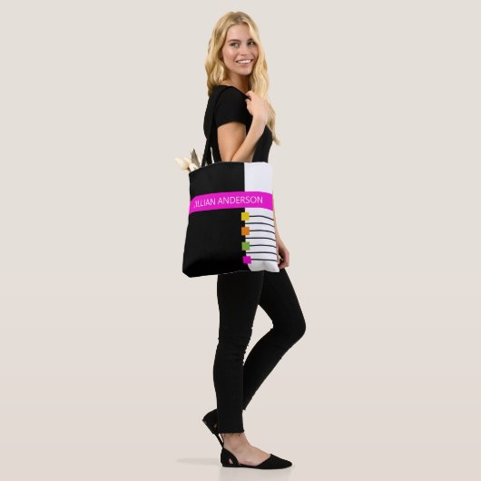 Moderne zwarte roze kleur geblokkeerde monogrammen tote bag (Op model)