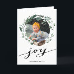 Moderne zwarte Script Elegant Eucalyptus Foliage Feestdagen Kaart<br><div class="desc">Verstuur vakantiewensen en groeten naar vrienden, collega's en familie in eenvoudige, schattige, kische, elegante en moderne fotoontwerpen feestelijke, natuurlijke natuur kleurengevouwen vakantiekaarten! Een prachtig lijst van aangebrachte zacht groen geverfde waterverf bladeren (pijnboomboom, eucalyptus, fern) met bruine pijndenkegels en ivoormagnolia vooraan. Hieronder vindt u "vreugde" in elegante, met de hand geschreven...</div>