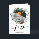 Moderne zwarte Script Elegant Eucalyptus Foliage Feestdagen Kaart<br><div class="desc">Verstuur vakantiewensen en groeten naar vrienden, collega's en familie in eenvoudige, schattige, kische, elegante en moderne fotoontwerpen feestelijke, natuurlijke natuur kleurengevouwen vakantiekaarten! Een prachtig lijst van aangebrachte zacht groen geverfde waterverf bladeren (pijnboomboom, eucalyptus, fern) met bruine pijndenkegels en ivoormagnolia vooraan. Hieronder vindt u "vreugde" in elegante, met de hand geschreven...</div>